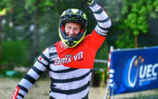 Il lupatotino Manuel De Vecchi esulta sul traguardo, è ancora campione europeo di Bmx
