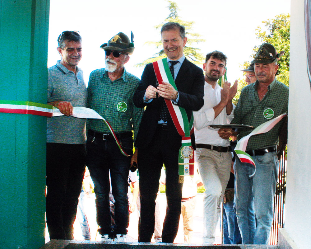 Sindaco di San Giovanni Lupatoto Attilio Gastaldello, inaugura la nuova Baita degli Alpini di Raldon