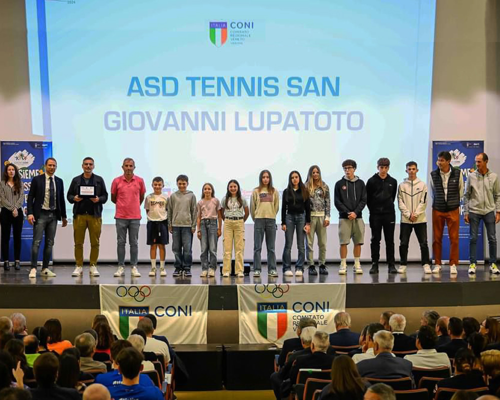 ASD Tennis San Giovanni Lupatoto, premiata al teatro Astra con ii premio “Promozione Sportiva” per i risultati ottenuti dalle squadre Under 10/12/14 nei vari campionati