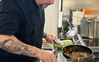 Lo chef Andrea Friggi all'opera al Bar Trattoria Ever Green al distributore AGN Service a Palù