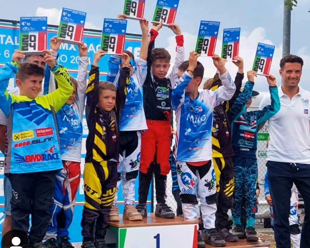 Santiago Lattini del Team Bmx Libertas campione italiano ad Udine, premiato dal Ct Tommaso Lupi