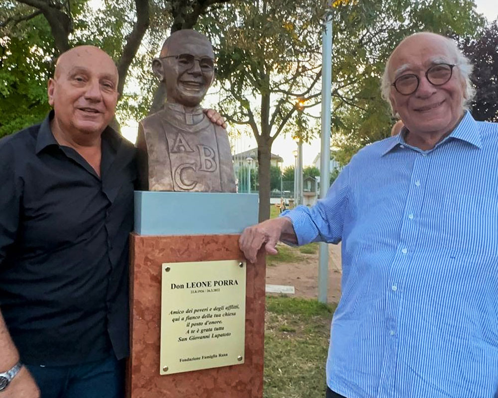 Giovanni Rana e Felice Naalin con il busto di don Leone Porra