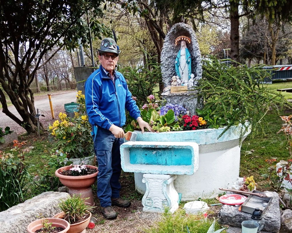 Edoardo Benedetti capogruppo alpino, ha “rinfrescato” il capitello dedicato alla Madonna