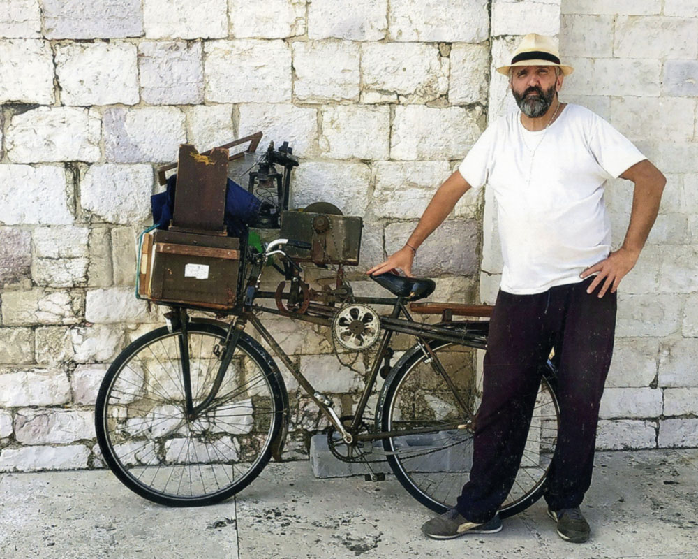 Claudio l'arrotino che gira l'Italia in bicicletta
