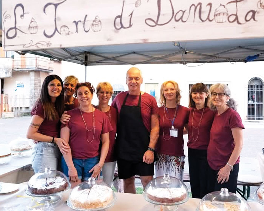 Il banchetto delle torte per ricordare Daniela