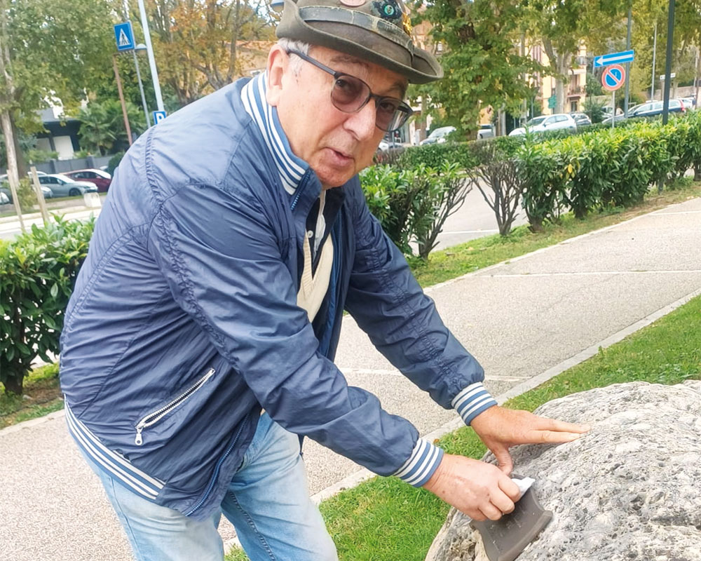 L'alpino Vittorio Zecchetto mantiene vivo il ricordo di don Vittorio Galvani