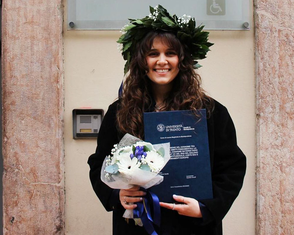 La neo dottoressa lupatotina Camilla Cerulli analizza la legislazione legata al doppio cognome in una tesi