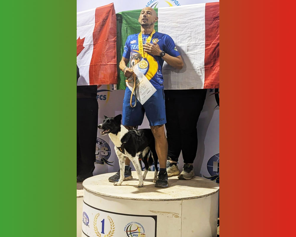 Fabrizio Cordioli a Valencia sul gradino più alto del podio con il cane June