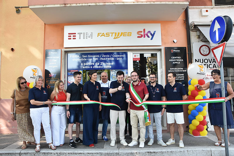 Inaugurazione-Phonex-taglio-nastro Ha aperto a San Giovanni Lupatoto, Phonex, il nuovo punto di riferimento per la telefonia