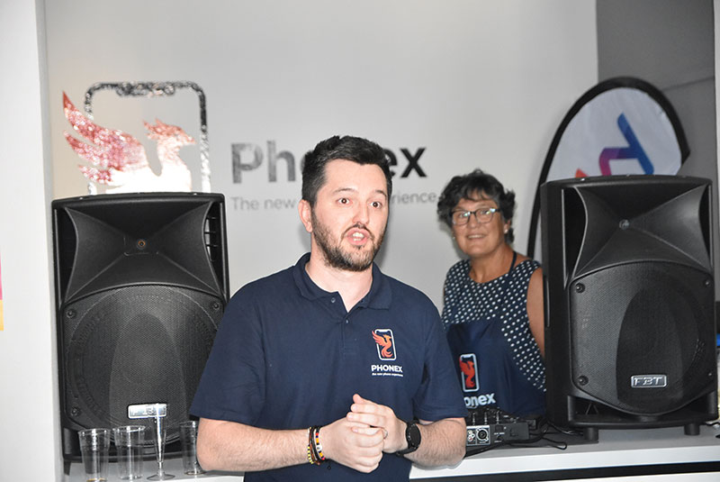 Phonex-di-Dario-Smecca-San-Giovanni-Lupatoto Ha aperto a San Giovanni Lupatoto, Phonex, il nuovo punto di riferimento per la telefonia