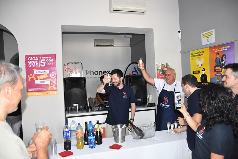 Phonex-telefonia-inaugurazione-San-Giovanni-Lupatoto Ha aperto a San Giovanni Lupatoto, Phonex, il nuovo punto di riferimento per la telefonia