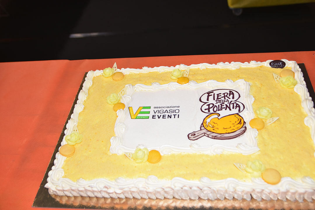 Fiera-della-Polenta-2026-torta-inaugurazione Inaugurata la Fiera della Polenta 2026 a Vigasio